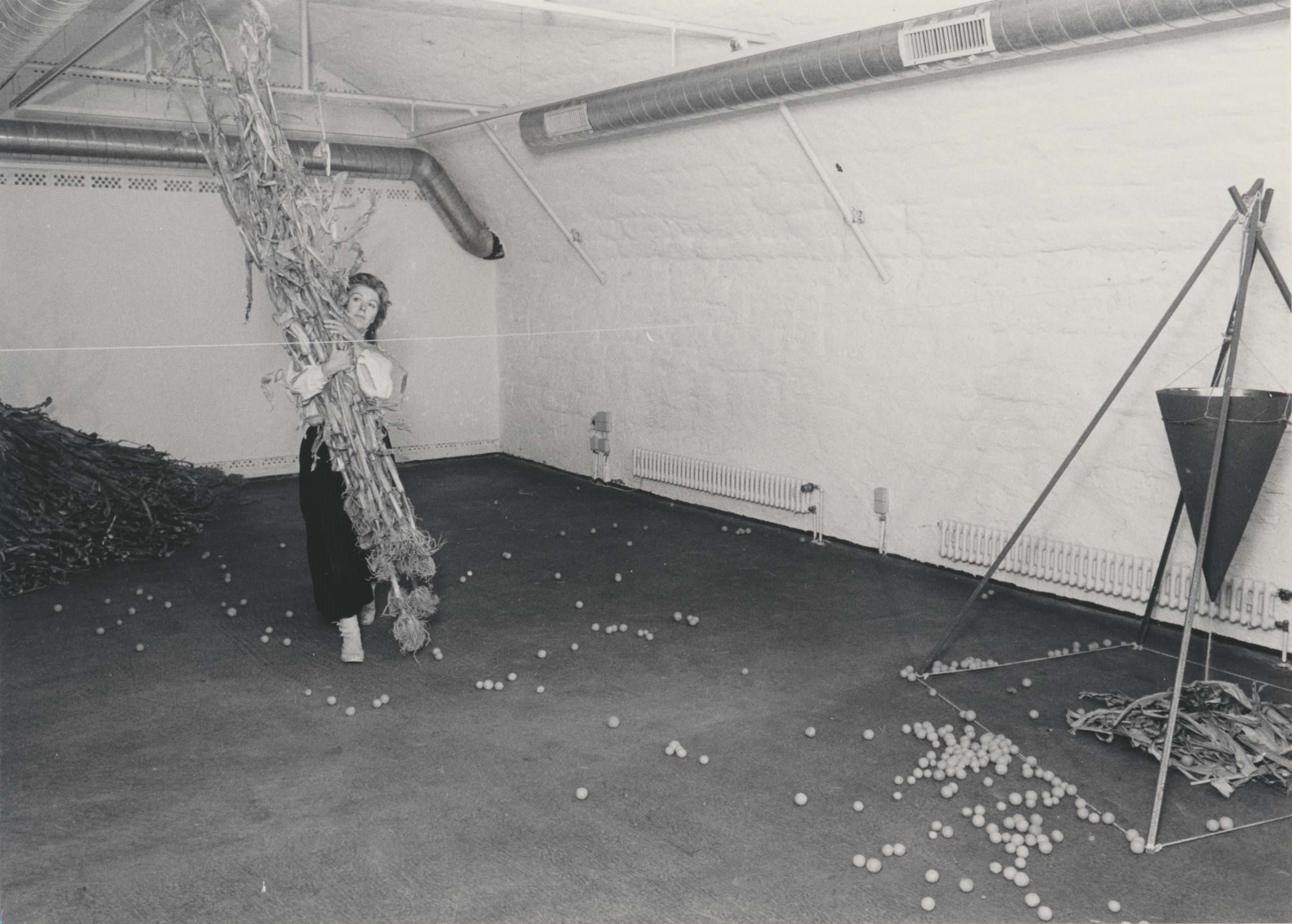 Klangraum, 1989. Ilse Teipelke: MAISFELD. Klangperformance. Fotografie: Ellen BaiLLy. 