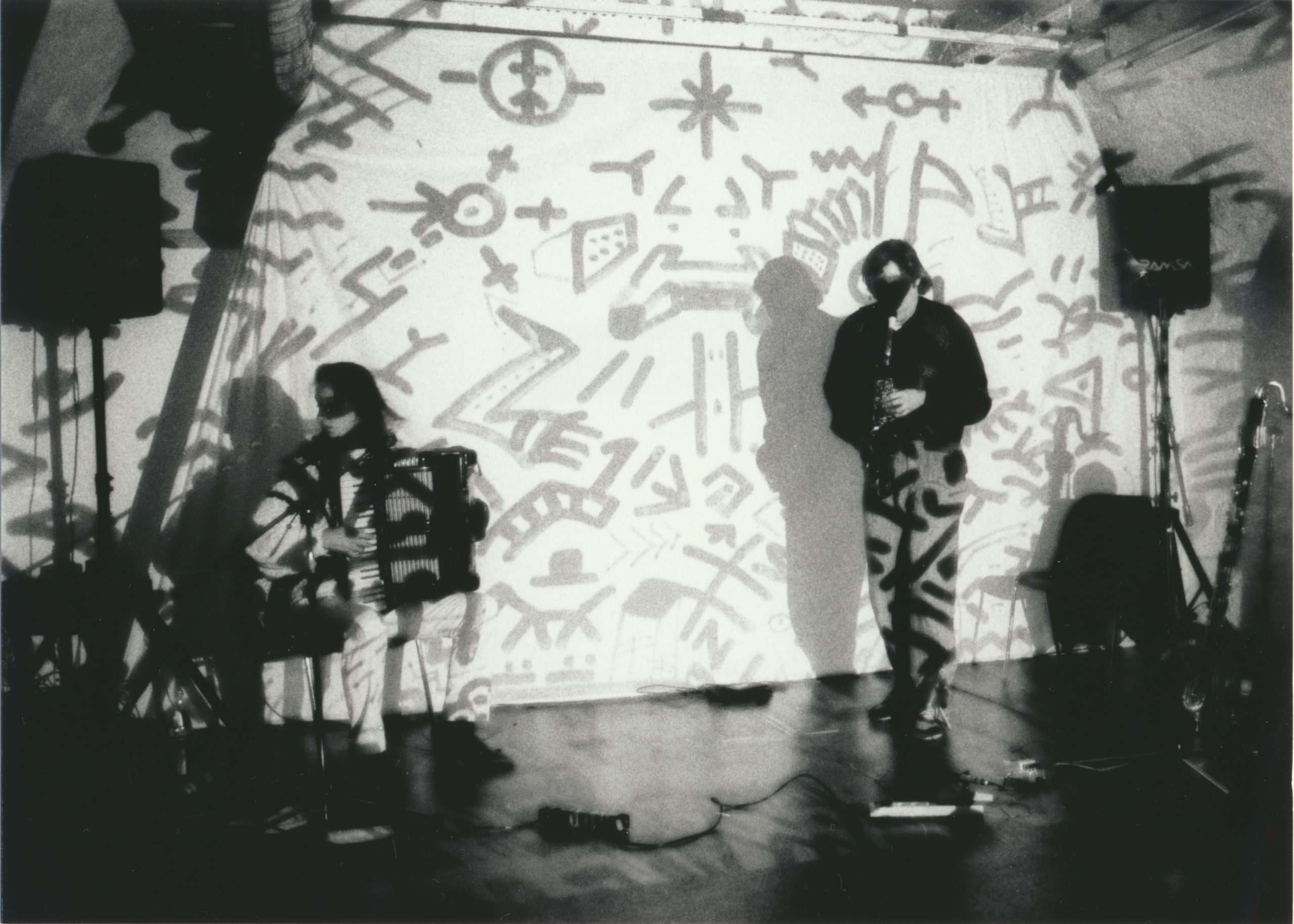 Klangraum, 1993. Ingeborg Poffet (Akkordeon, Stimme), JOPO (Saxophon, Stimme) und Heinz Schäublin (Bild, Licht): TRIO FATALE VISION. Fotografie: Ellen BaiLLy.  