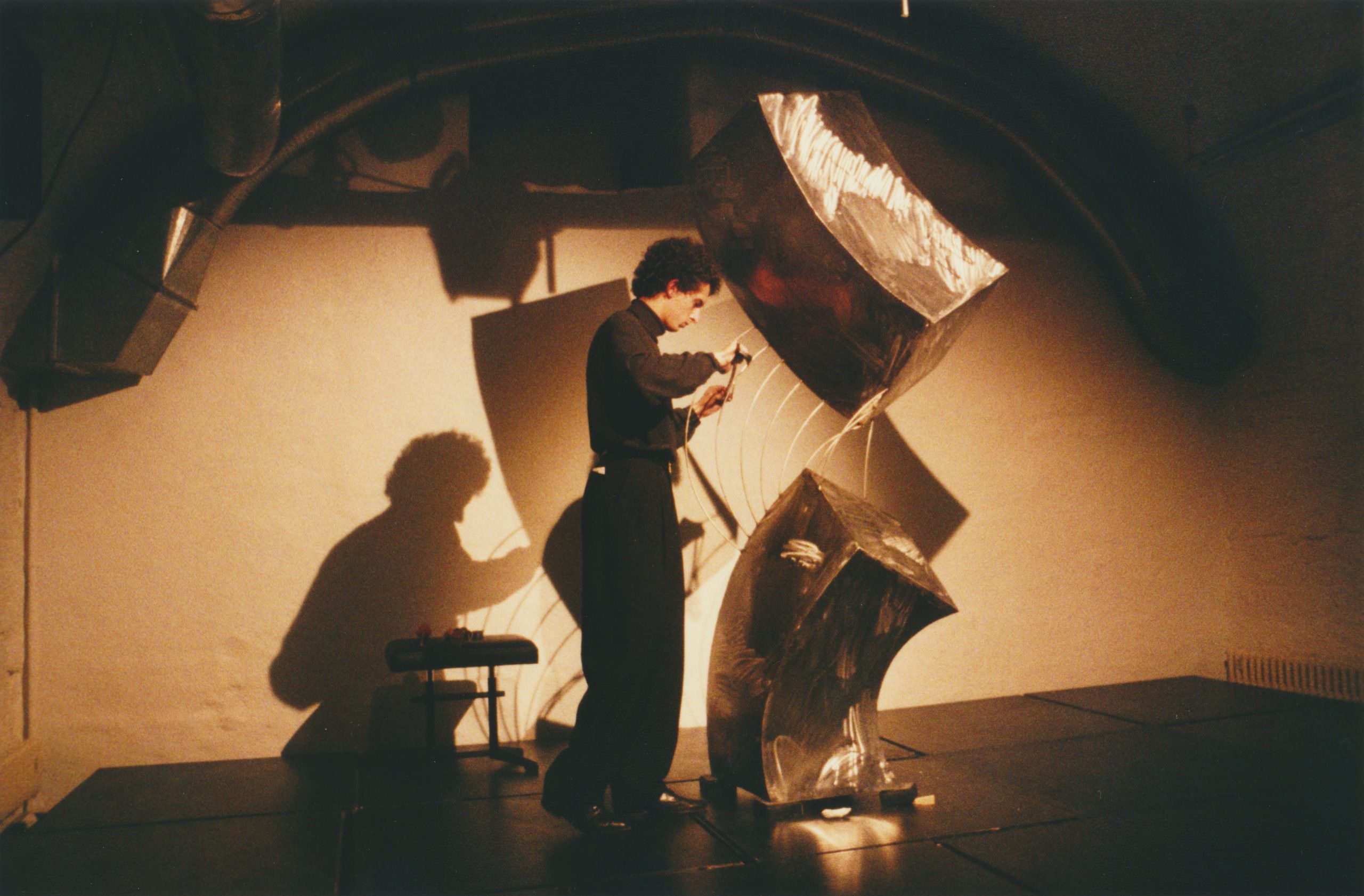 Klangraum, 1995. Bassam Abdul-Salam: OHNE TITEL. Konzept-Improvisation mit Edelstahlplastik von Klaus Gründchen. Fotografie: Hans Kumpf.  