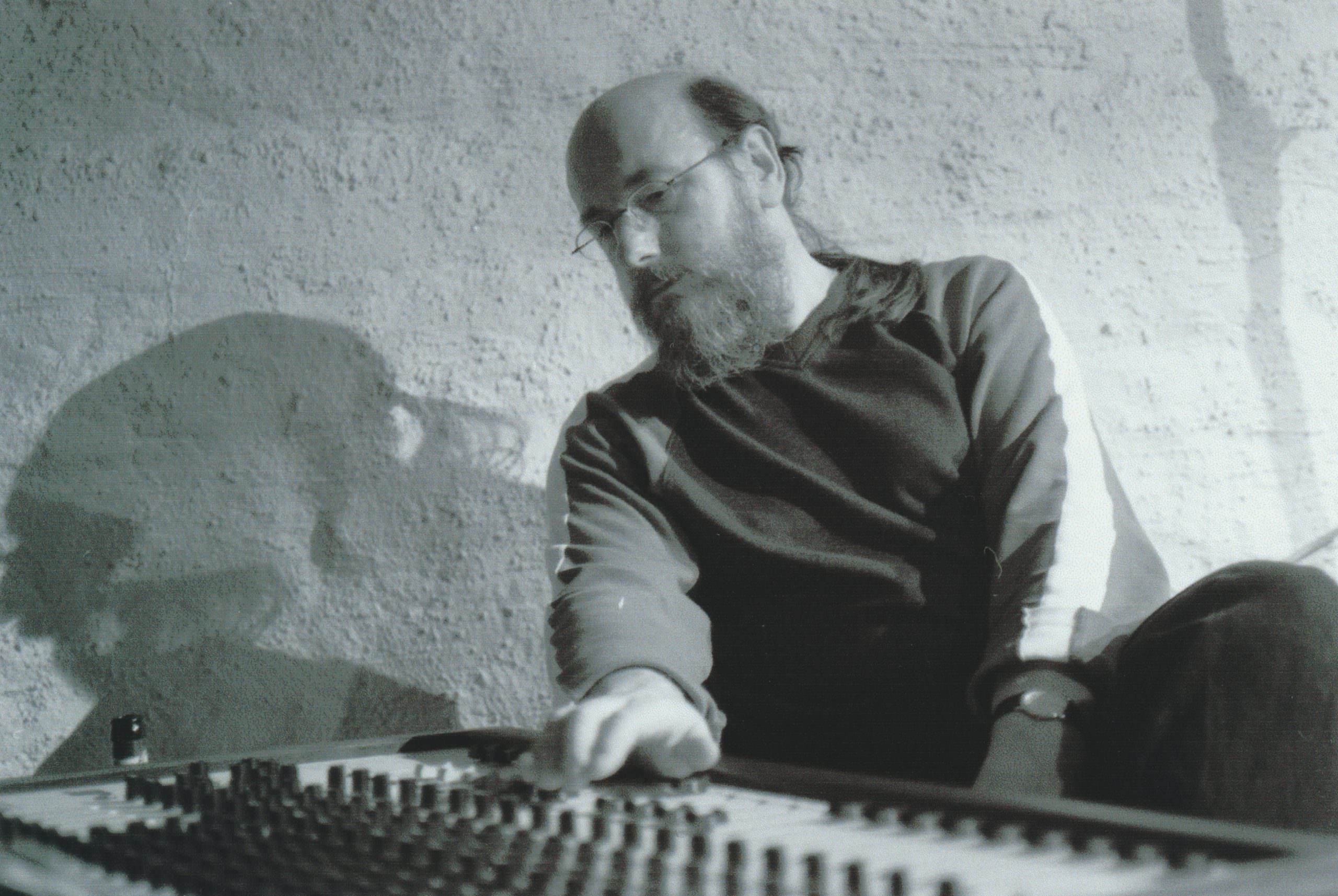 Klangraum, 2002. Adriana Hölszky: TRAGÖDIA – DER UNSIICHTBARE RAUM. Oper für Bühnenbild und 18 Instrumentalisten. Fassung für Bühnenbild und 8-kanaliges Zuspielband. Mit Gerhard Ziegler (Bühnenbild), Reinhard Zeffler (Mitarbeit), Otto Kränzler (Musikaufnahme, Elektronik), Ensemble Musikfabrik Düsseldorf (Leitung Johannes Debus), Ewald Liska (Gesamtleitung). Produktion: Atelierhaus Filderstraße 34.